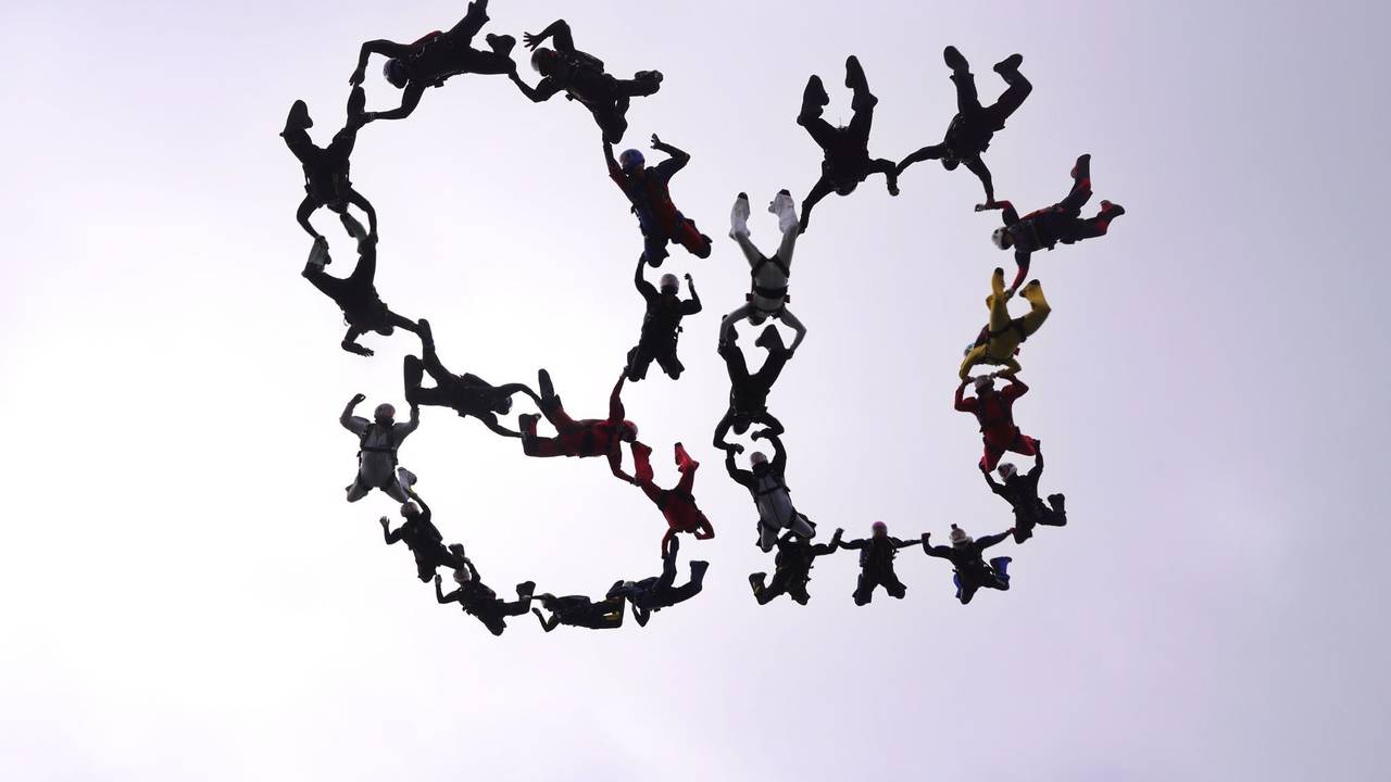 Fallschirmspringer gratulieren NRW zum 80. Geburtstag