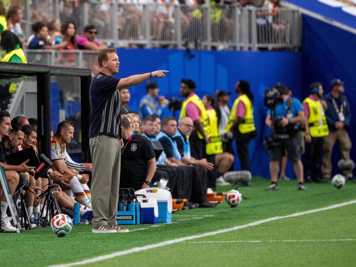 Bei der WM 2026 gestikuliert Julian Nagelsmann während des Deutschland-Spiels.