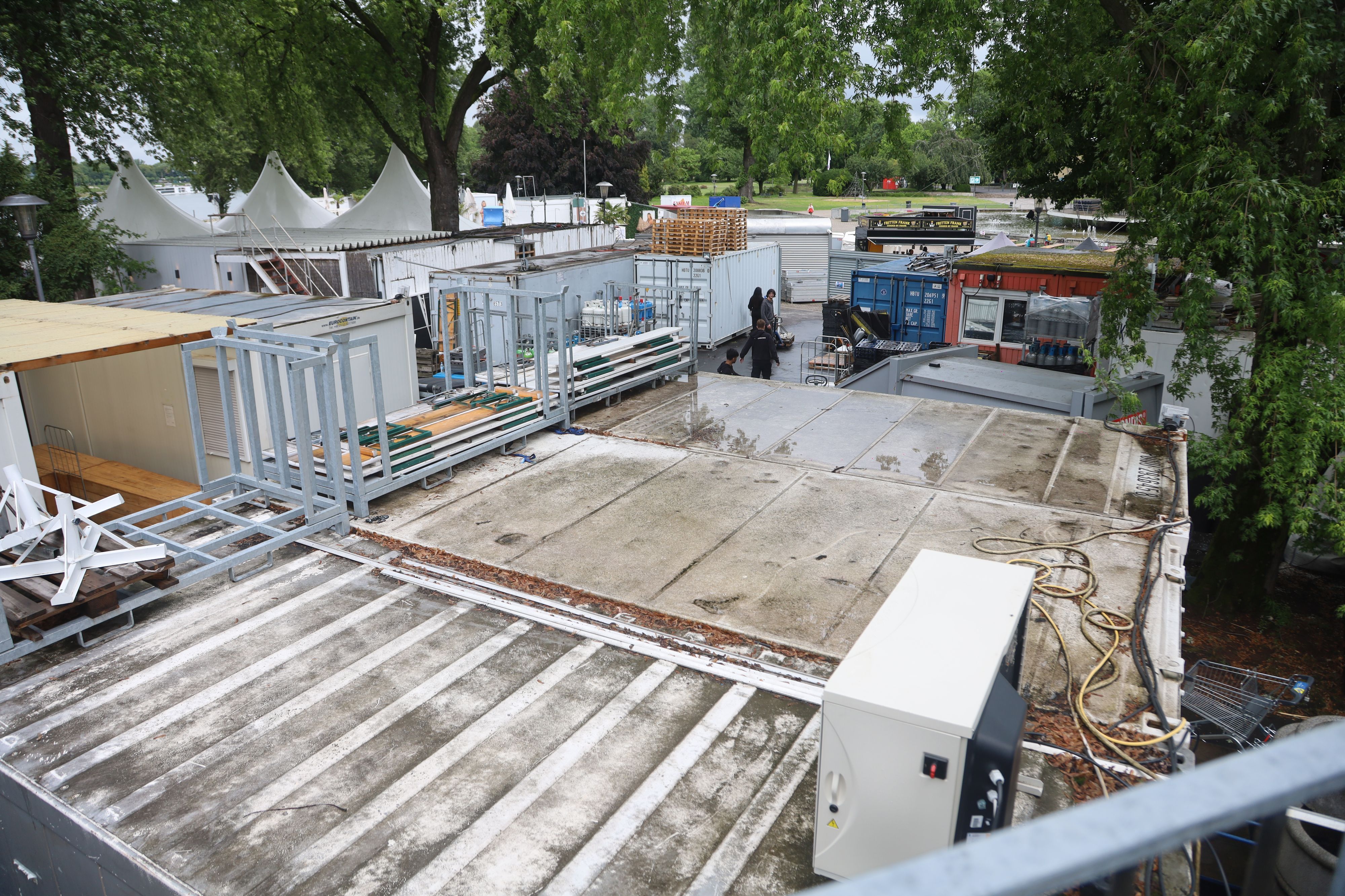 Blick auf die Container hinter Rheinterrassen und Theater am Tanzbrunnen.