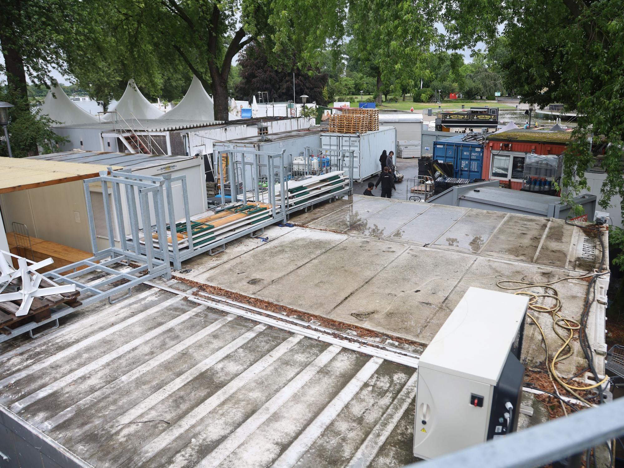 Blick auf die Container hinter Rheinterrassen und Theater am Tanzbrunnen.