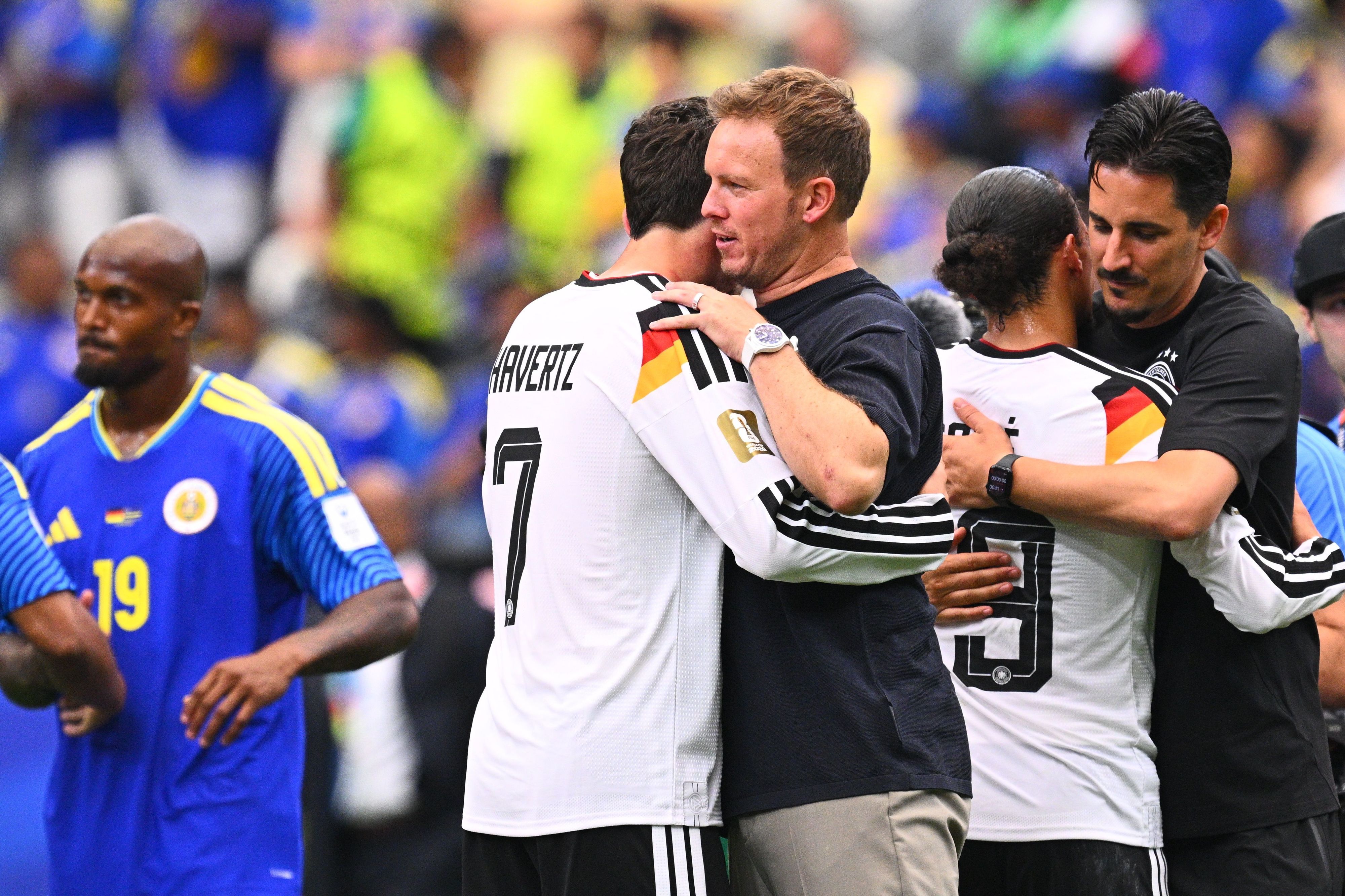 Trainer Julian Nagelsmann umarmt Kai Havertz nach dem Spiel.