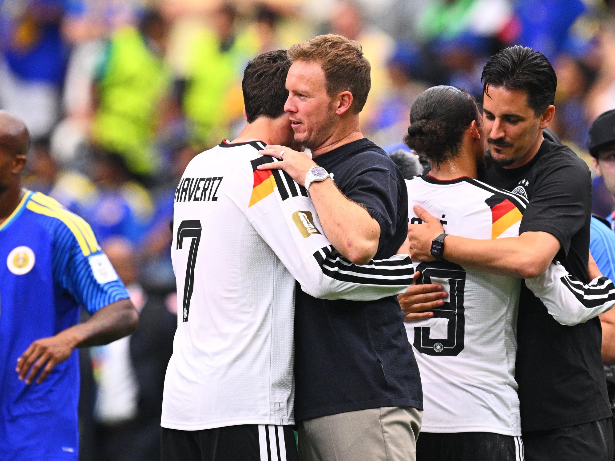 Trainer Julian Nagelsmann umarmt Kai Havertz nach dem Spiel.