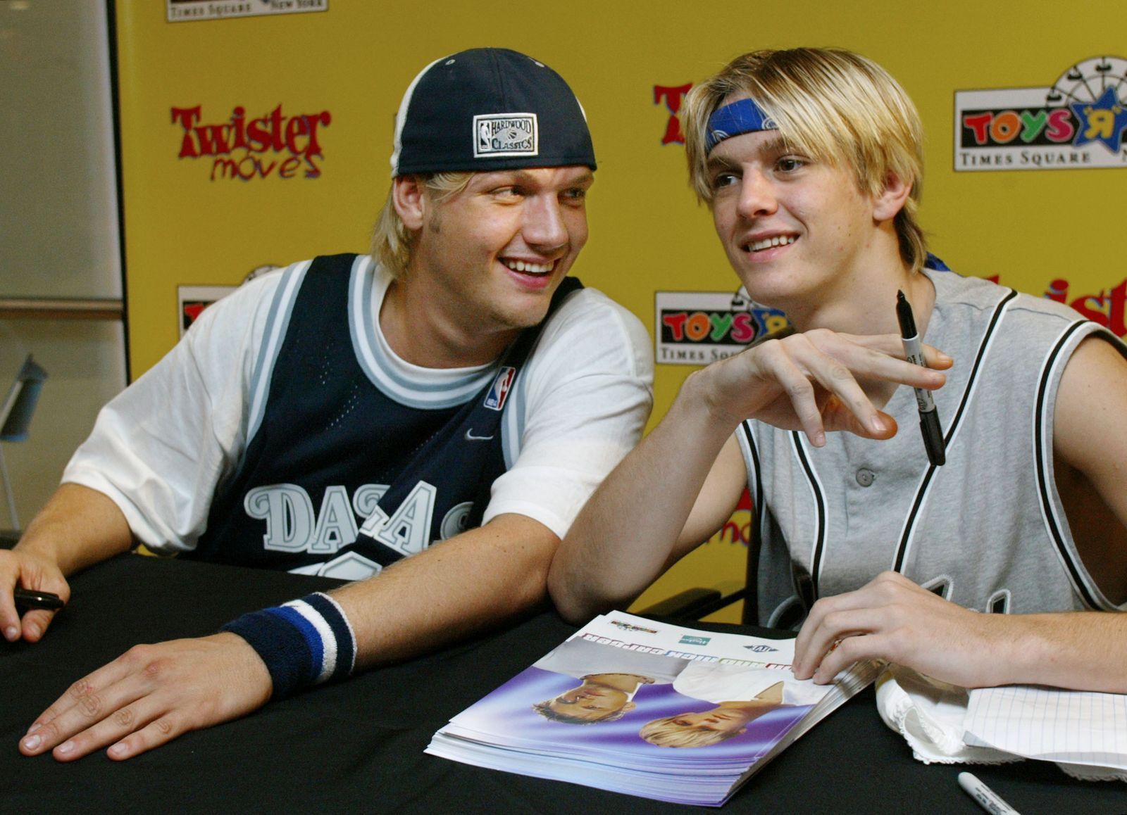 Drama: Nick Carter von den Backstreet Boys konnte seinen jügeren Bruder Aaron (rechts) nicht retten. Aaron starb 2022 in seiner Badewanne.  (Bild: 2003 Getty Images/Stuart Ramson)