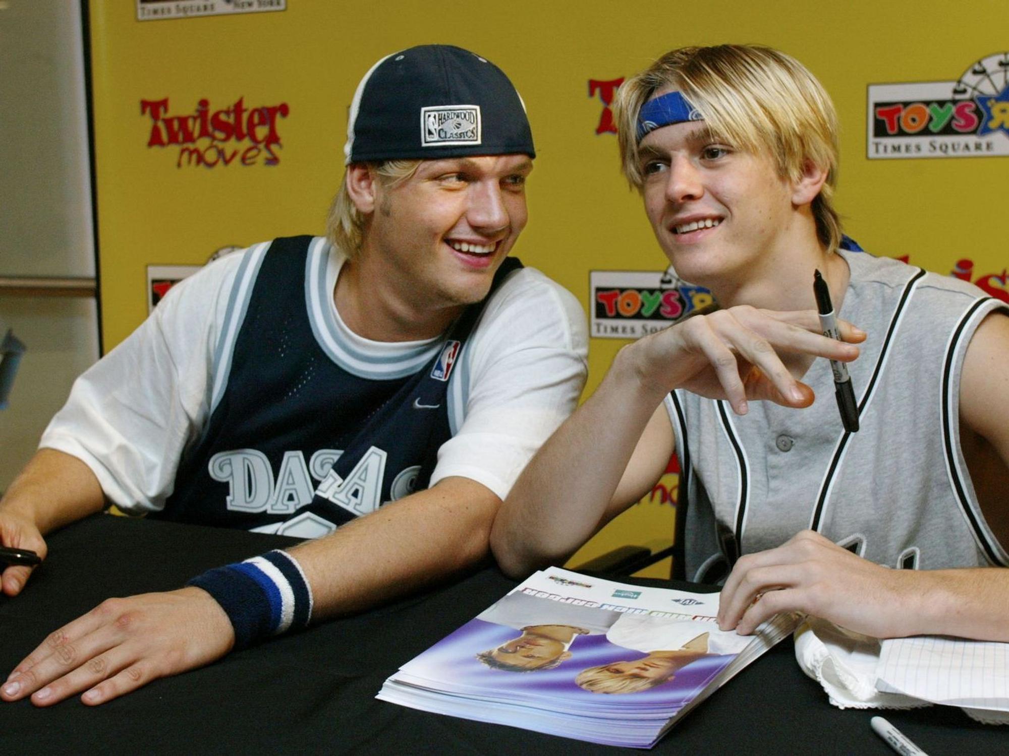 Drama: Nick Carter von den Backstreet Boys konnte seinen jügeren Bruder Aaron (rechts) nicht retten. Aaron starb 2022 in seiner Badewanne. (Bild: 2003 Getty Images/Stuart Ramson)