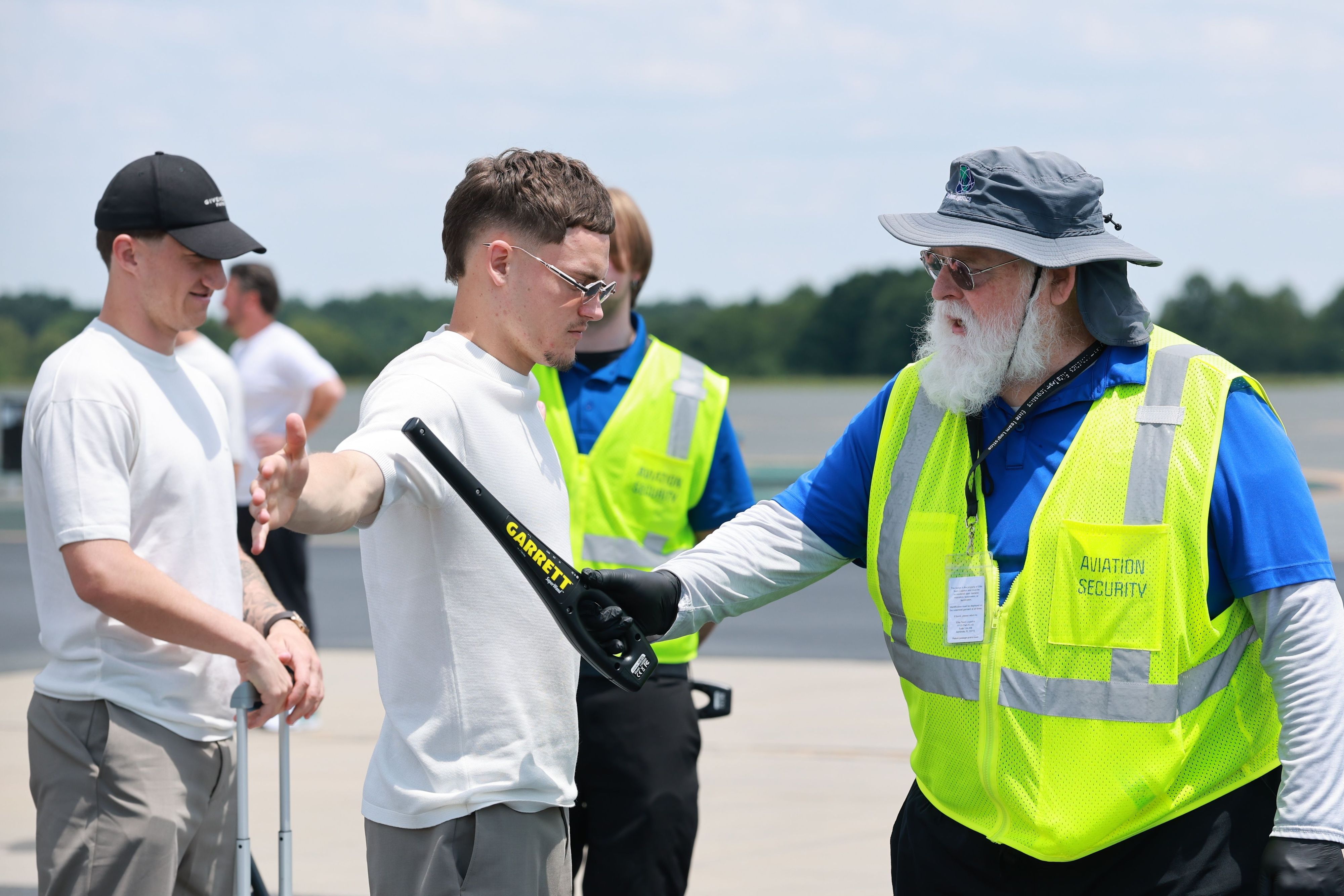 Am Flughafen wird ein Sicherheitscheck bei der deutschen Nationalmannschaft durchgeführt.
