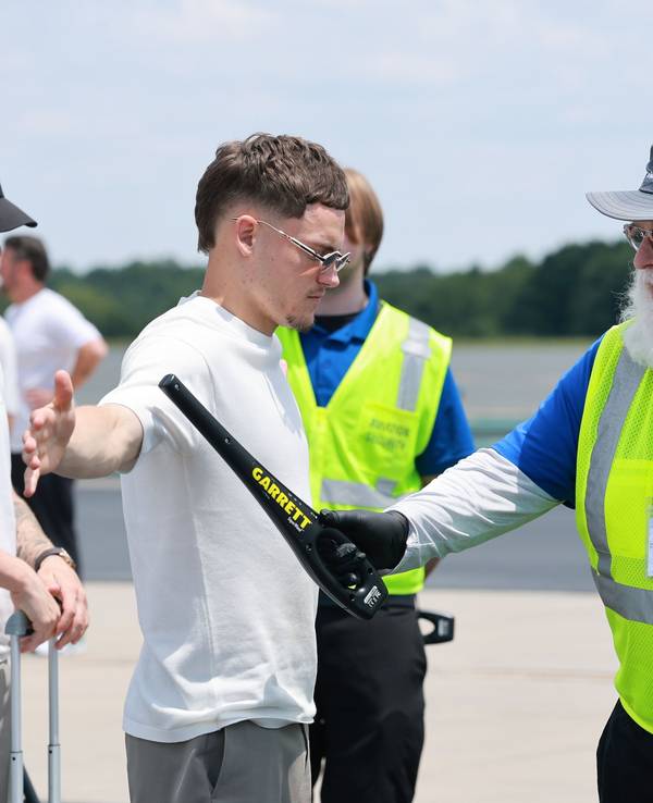 Am Flughafen wird ein Sicherheitscheck bei der deutschen Nationalmannschaft durchgeführt.