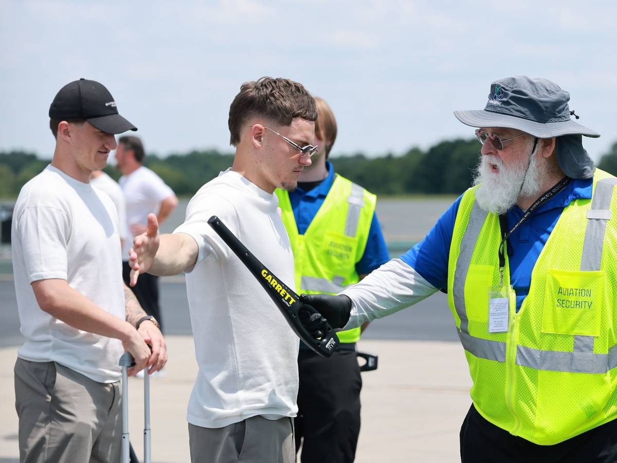 Am Flughafen wird ein Sicherheitscheck bei der deutschen Nationalmannschaft durchgeführt.