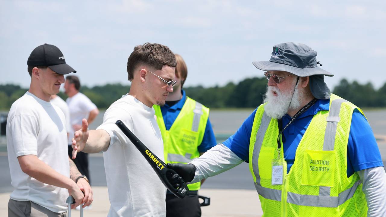 Am Flughafen wird ein Sicherheitscheck bei der deutschen Nationalmannschaft durchgeführt.
