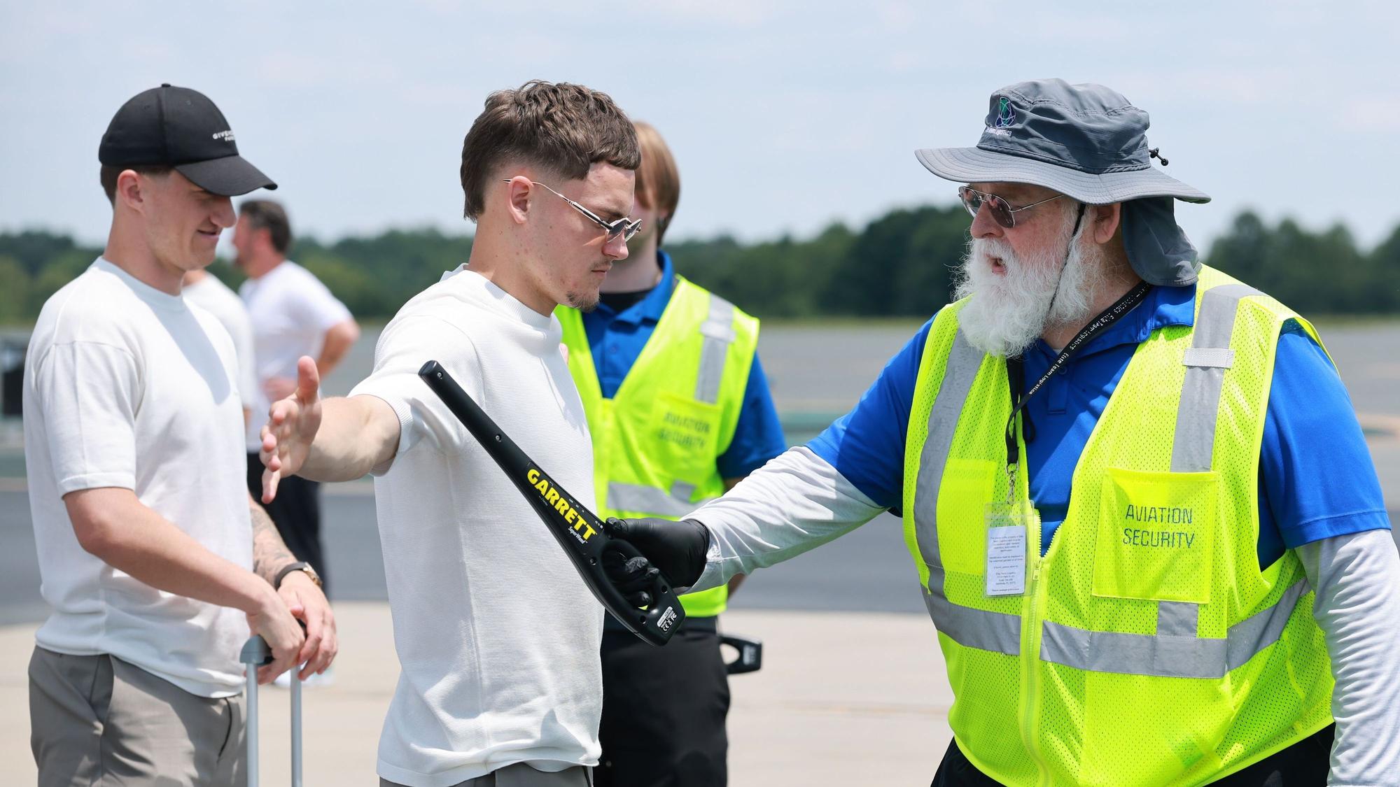 Am Flughafen wird ein Sicherheitscheck bei der deutschen Nationalmannschaft durchgeführt.