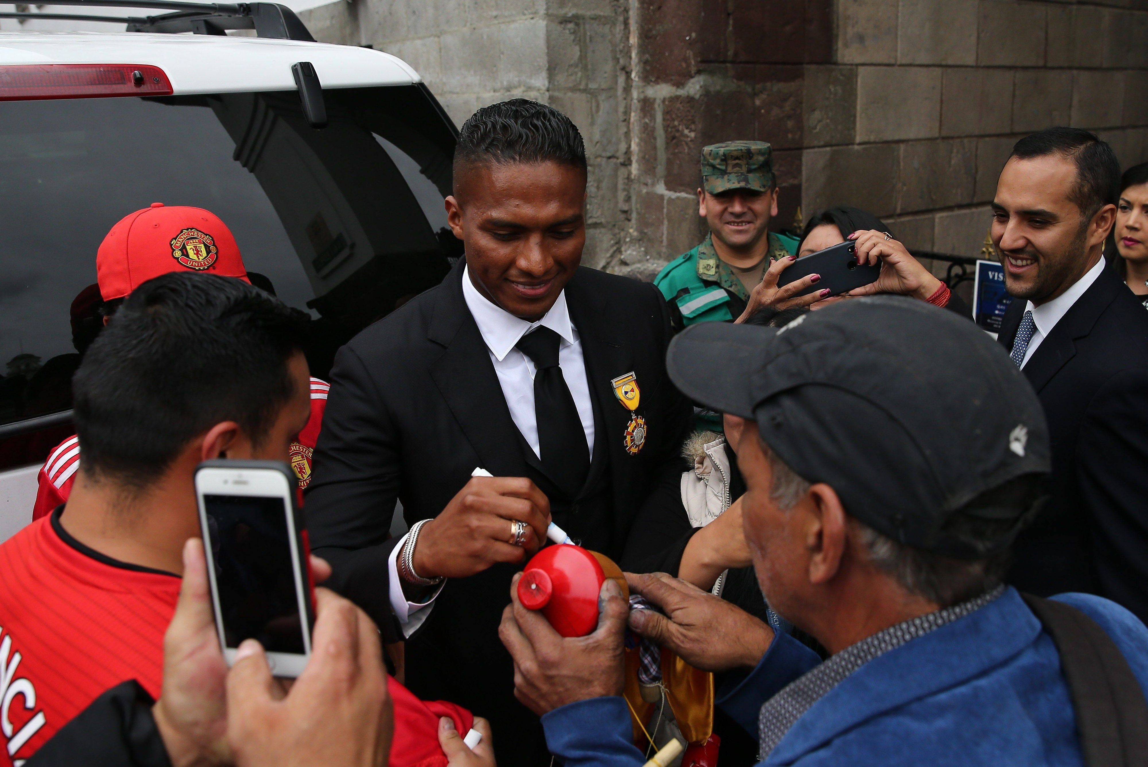 Antonio Valencia schreibt Autogramme.