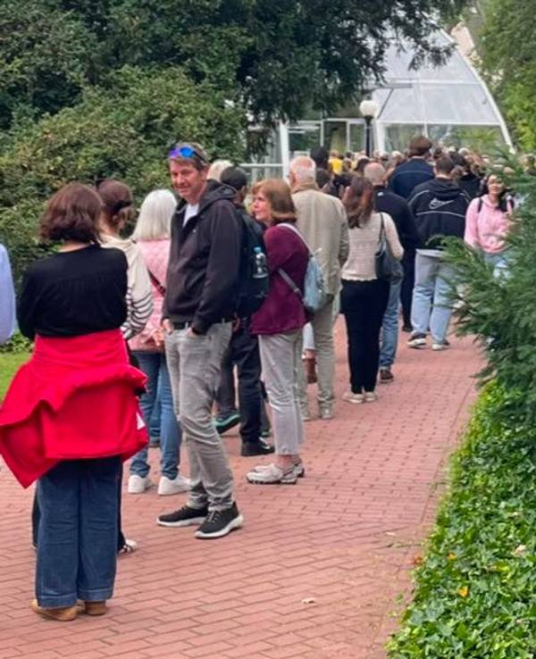 In der Flora gab es am Sonntag (14. Juni) eine Riesenschlange vor den neuen Gewächshäusern.