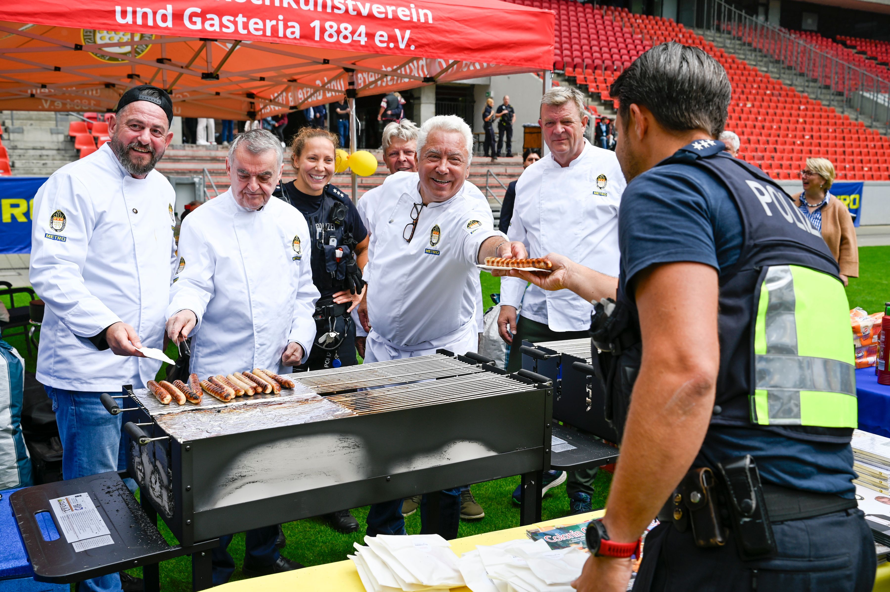 Innenminister Herbert Reul grillt für seine Einsatzkräfte.