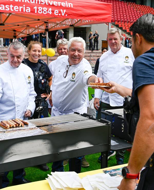 Innenminister Herbert Reul grillt für seine Einsatzkräfte.