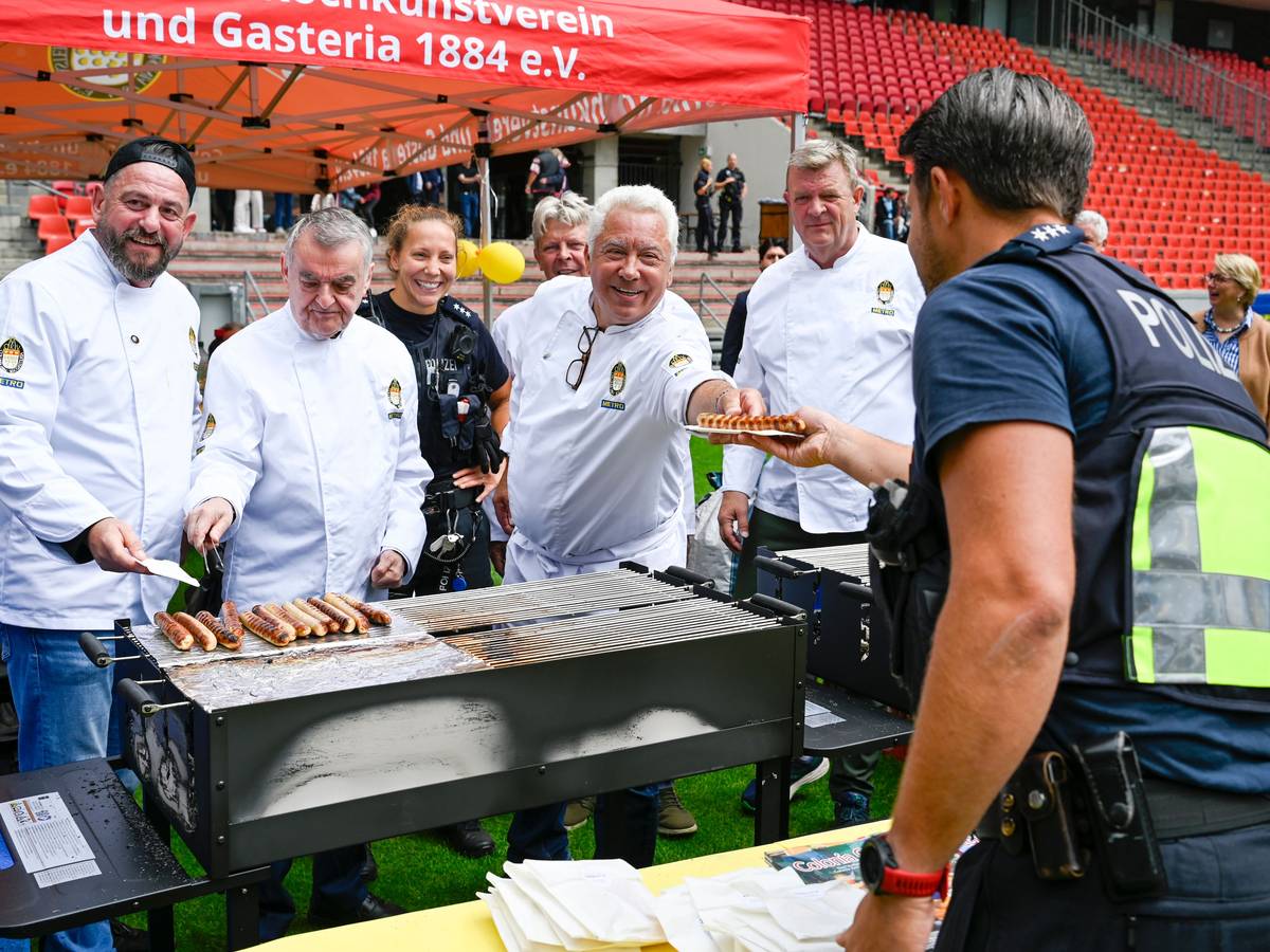 Innenminister Herbert Reul grillt für seine Einsatzkräfte.