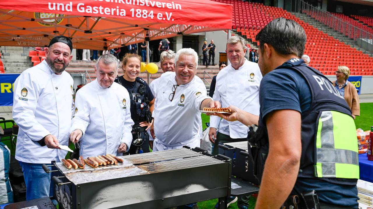 Innenminister Herbert Reul grillt für seine Einsatzkräfte.