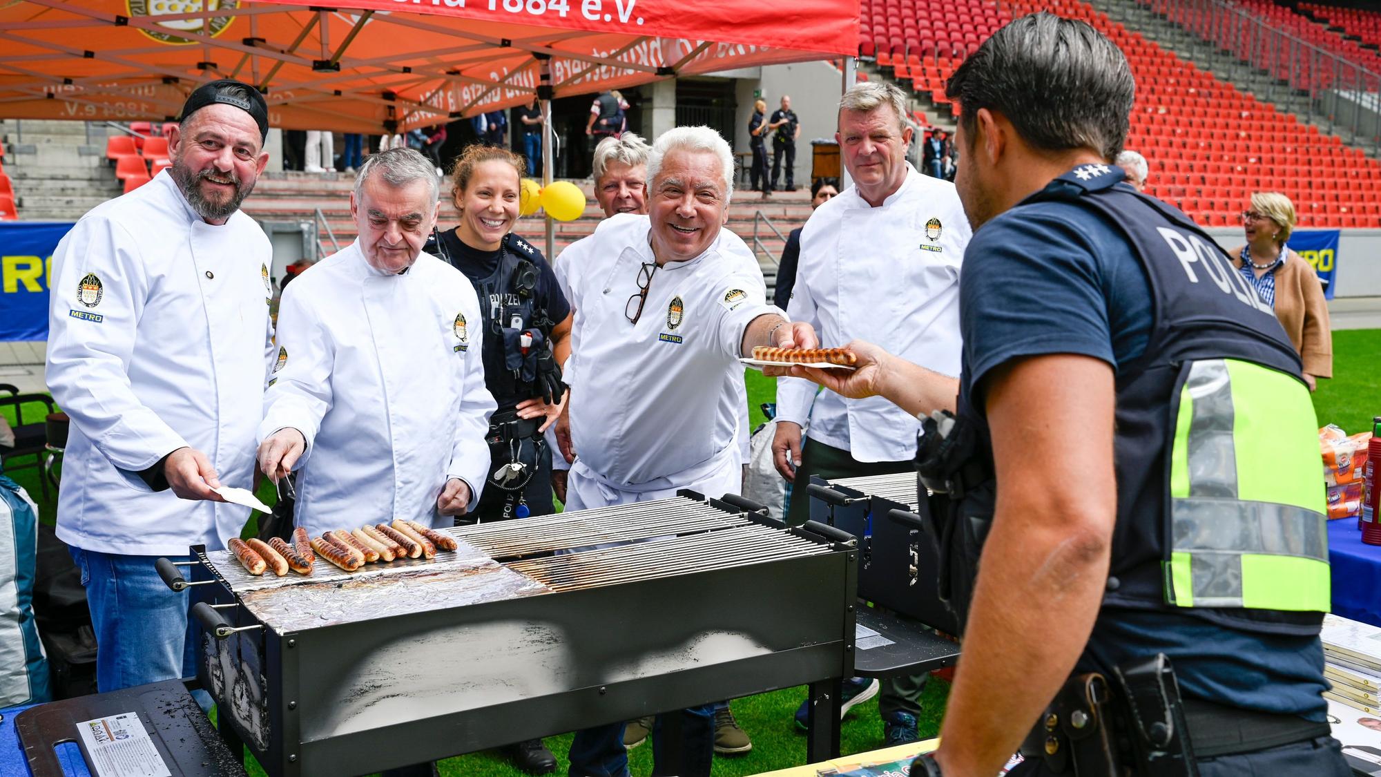 Innenminister Herbert Reul grillt für seine Einsatzkräfte.