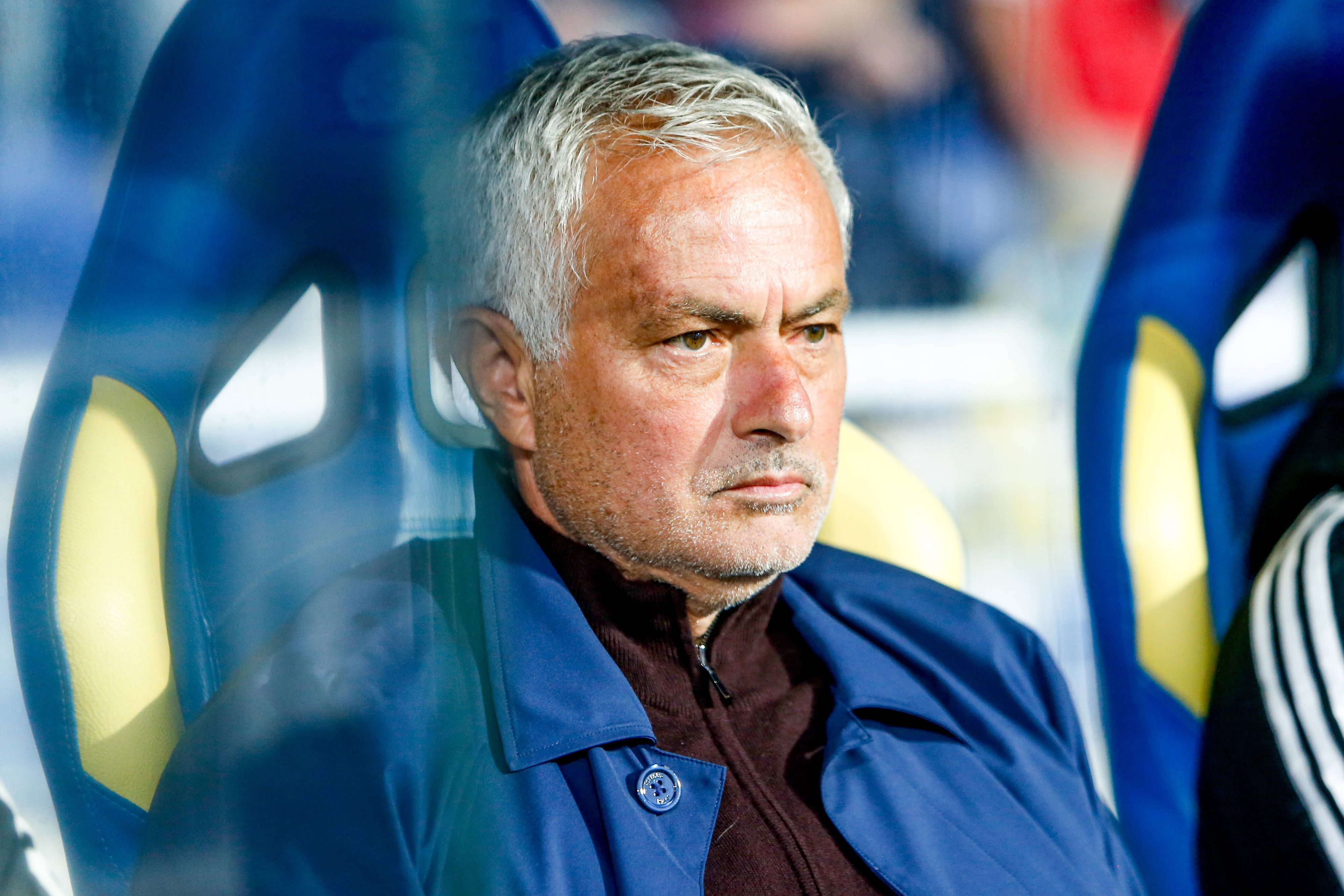 José Mourinho sitzt bei einem Spiel auf der Trainerbank.
