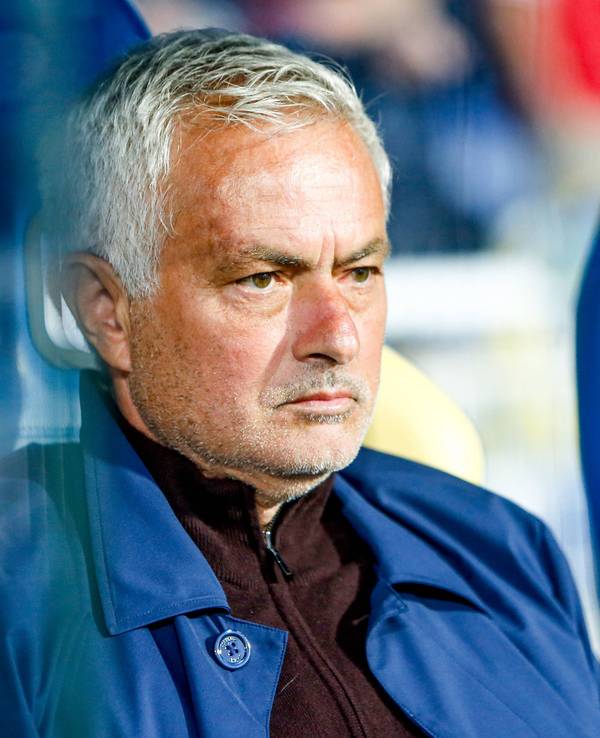 José Mourinho sitzt bei einem Spiel auf der Trainerbank.