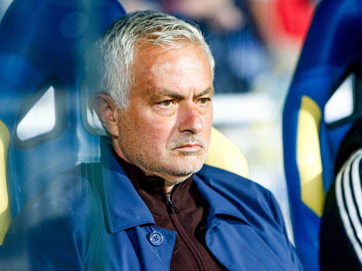 José Mourinho sitzt bei einem Spiel auf der Trainerbank.