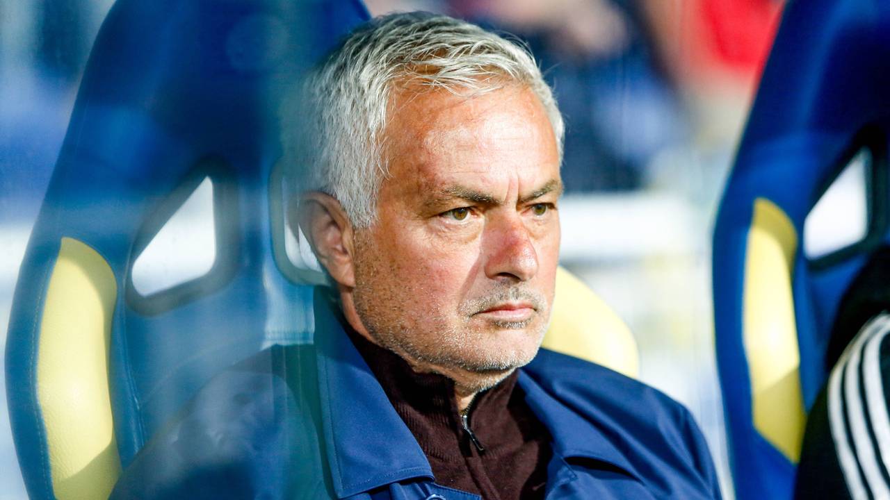 José Mourinho sitzt bei einem Spiel auf der Trainerbank.