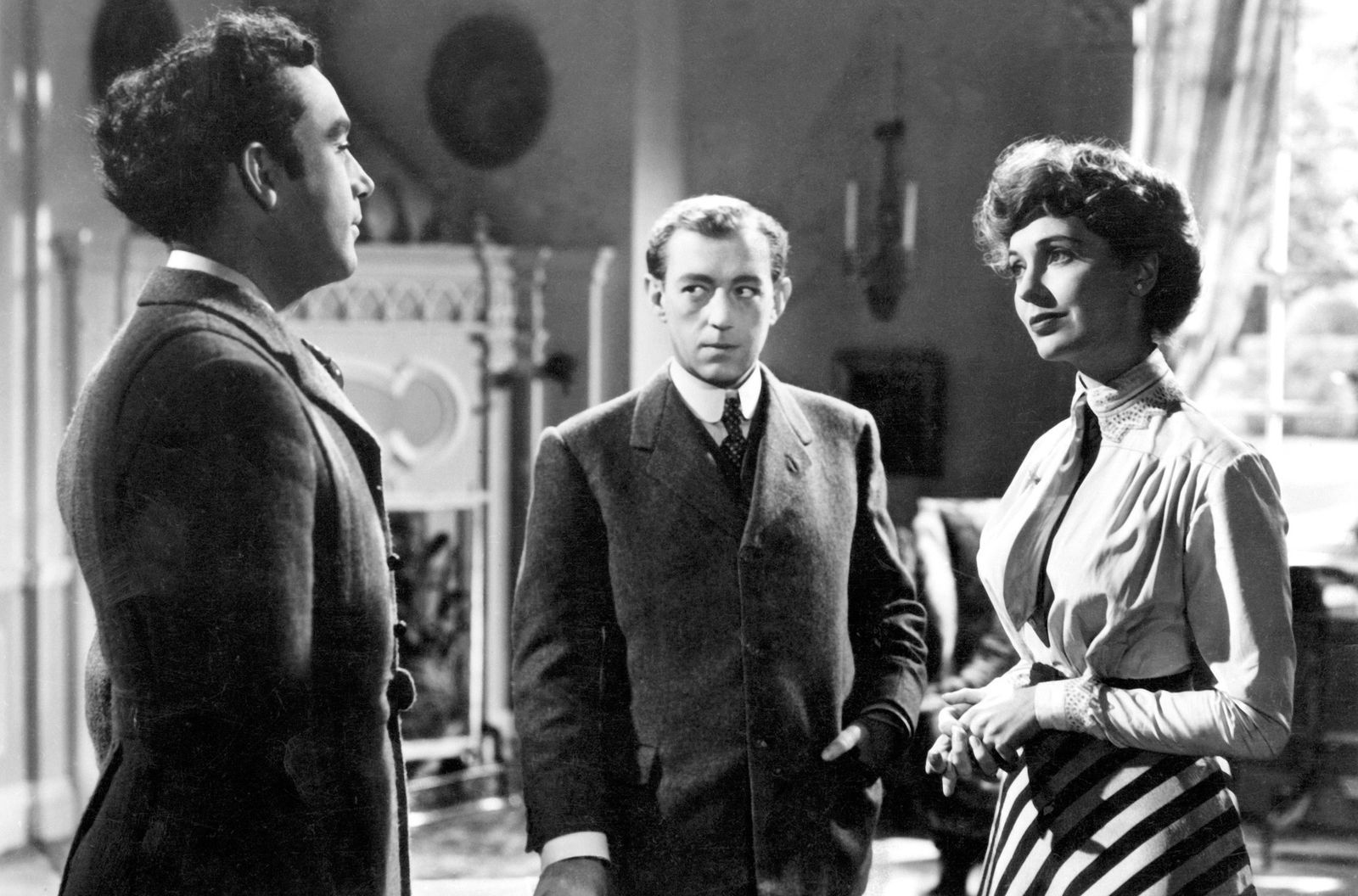 Kurzes Vergnügen: Der nichtsahnende Henry (Alec Guinness, Mitte) lädt Louis Mazzini (Dennis Price, links) zu sich nach Hause ein. (Bild: ARTE / Beta Film)