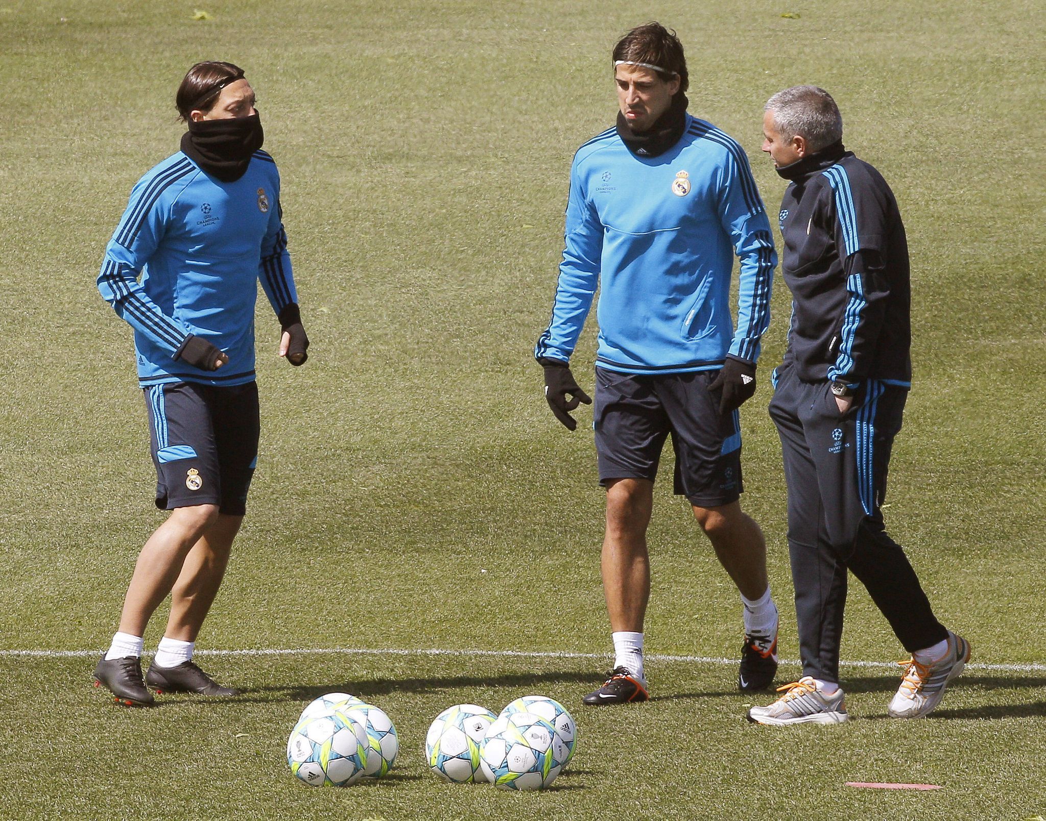 José Mourinho (r) und Sami Khedira (M)