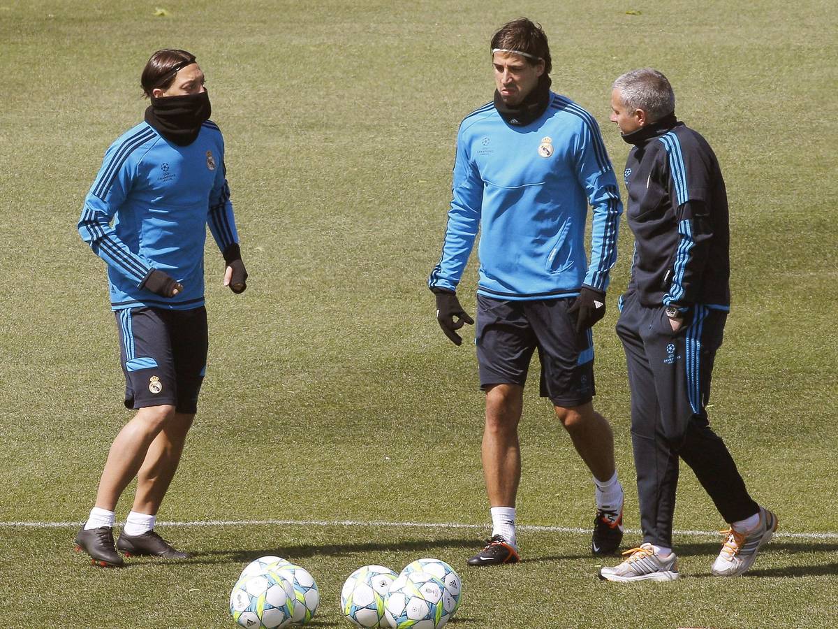 José Mourinho (r) und Sami Khedira (M)