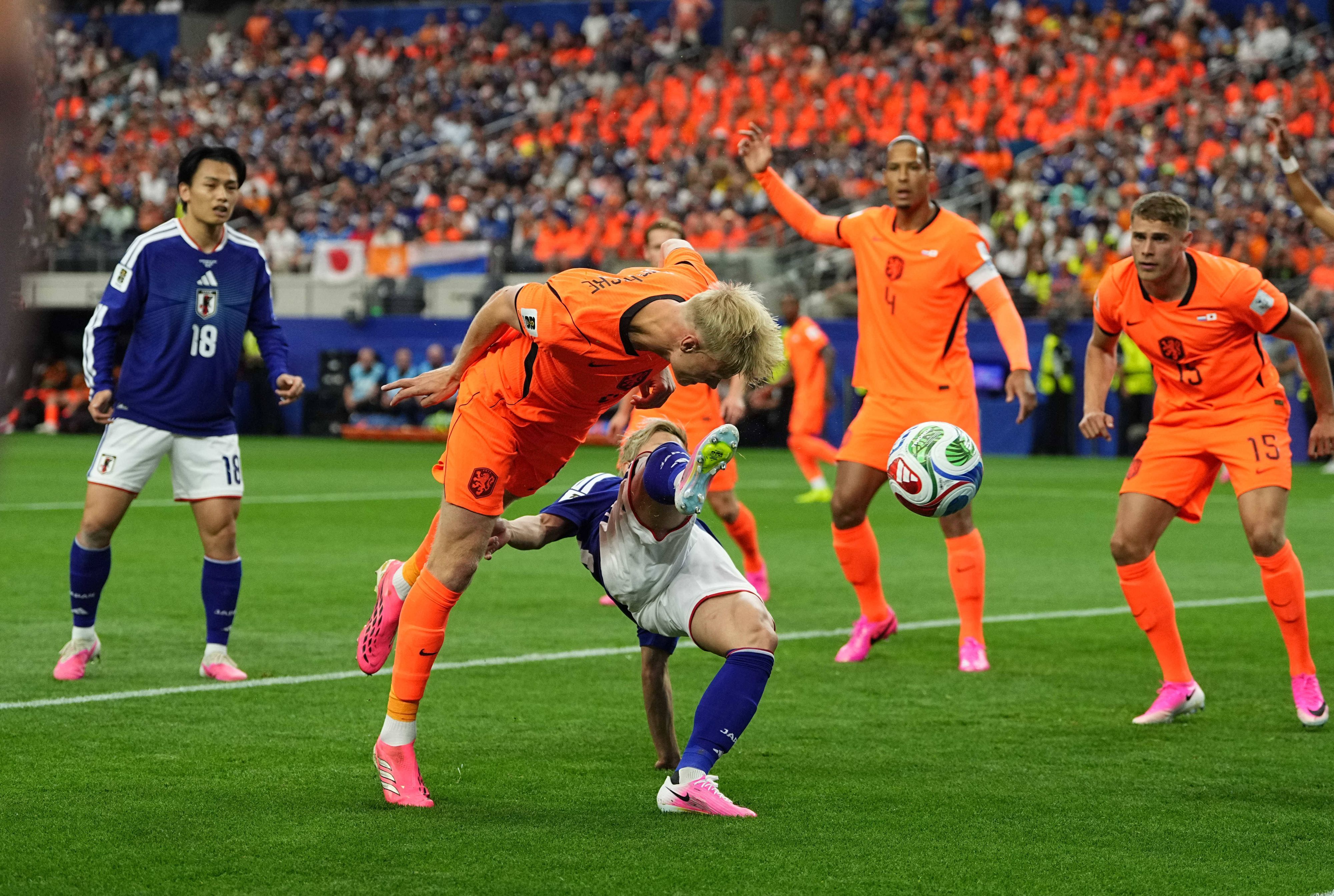 Tijjani Reijnders und Daizen Maeda kämpfen um den Ball.