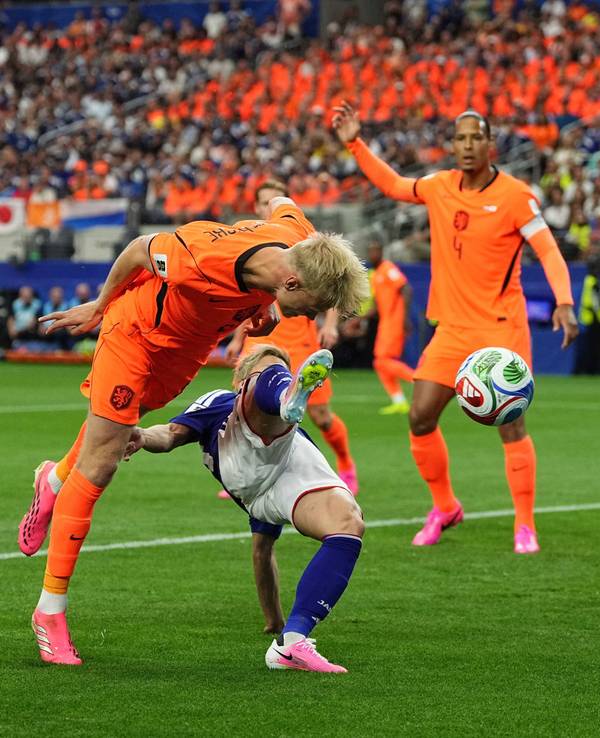 Tijjani Reijnders und Daizen Maeda kämpfen um den Ball.