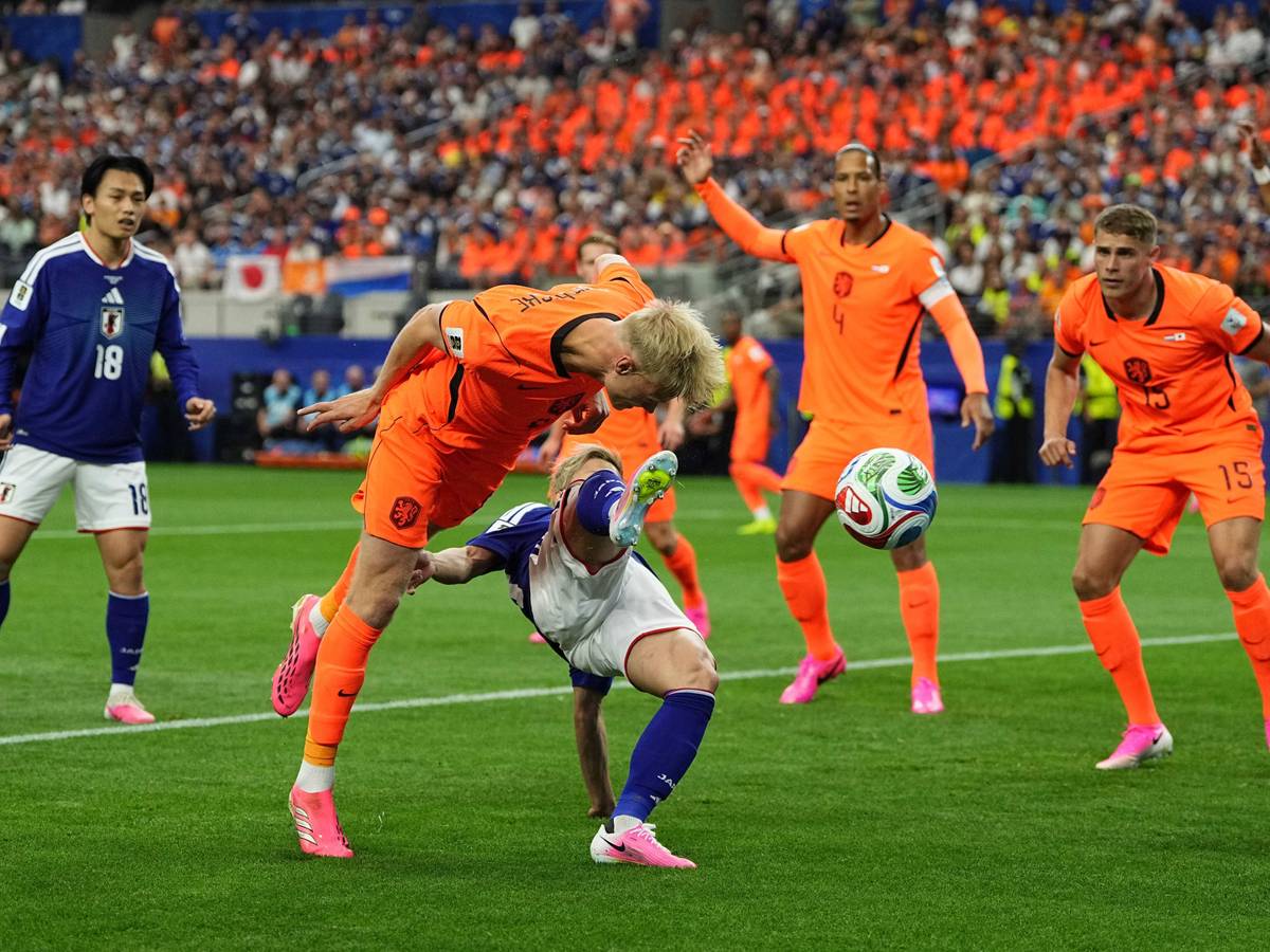 Tijjani Reijnders und Daizen Maeda kämpfen um den Ball.