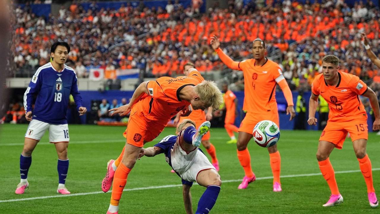 Tijjani Reijnders und Daizen Maeda kämpfen um den Ball.