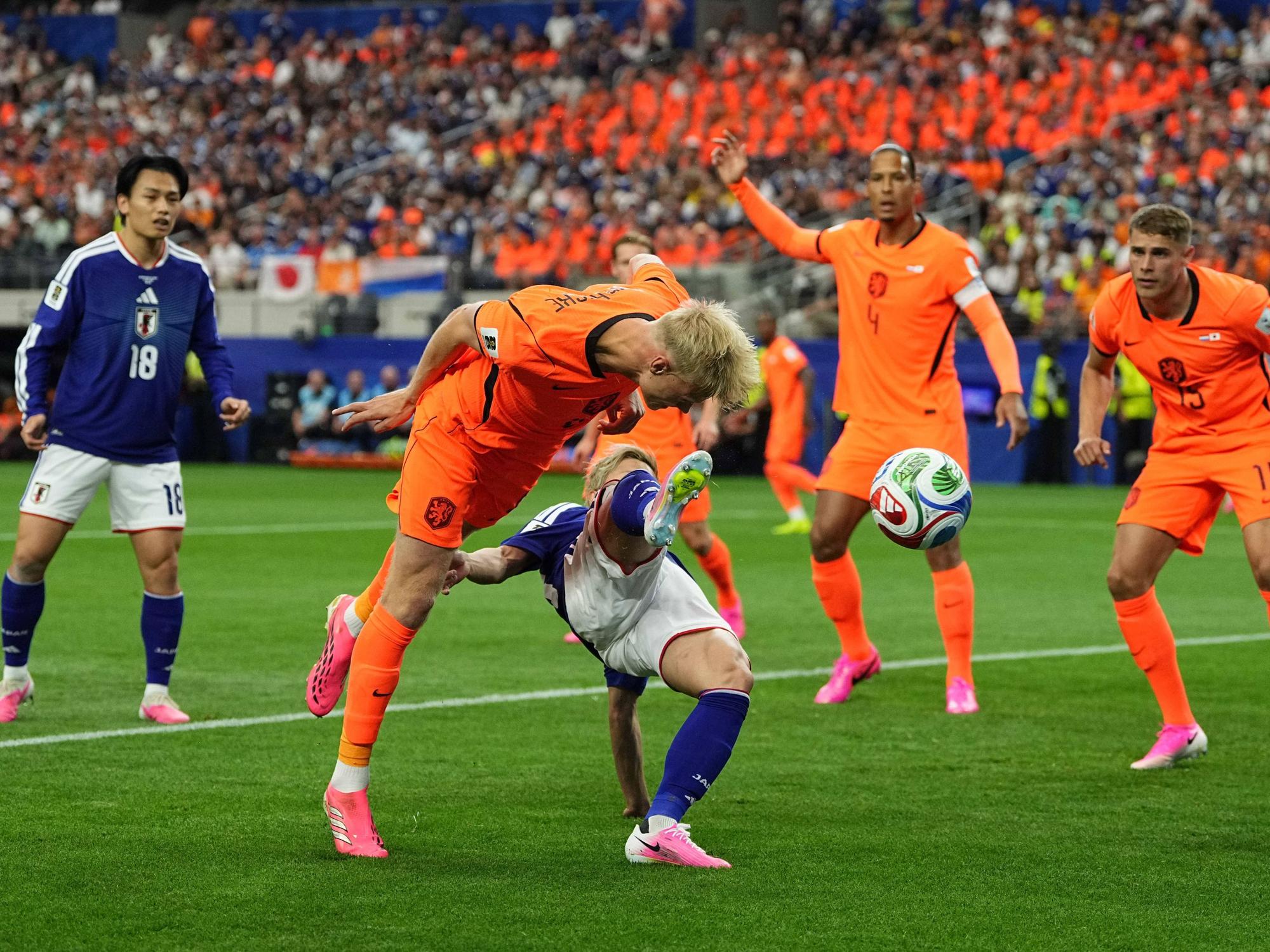 Tijjani Reijnders und Daizen Maeda kämpfen um den Ball.