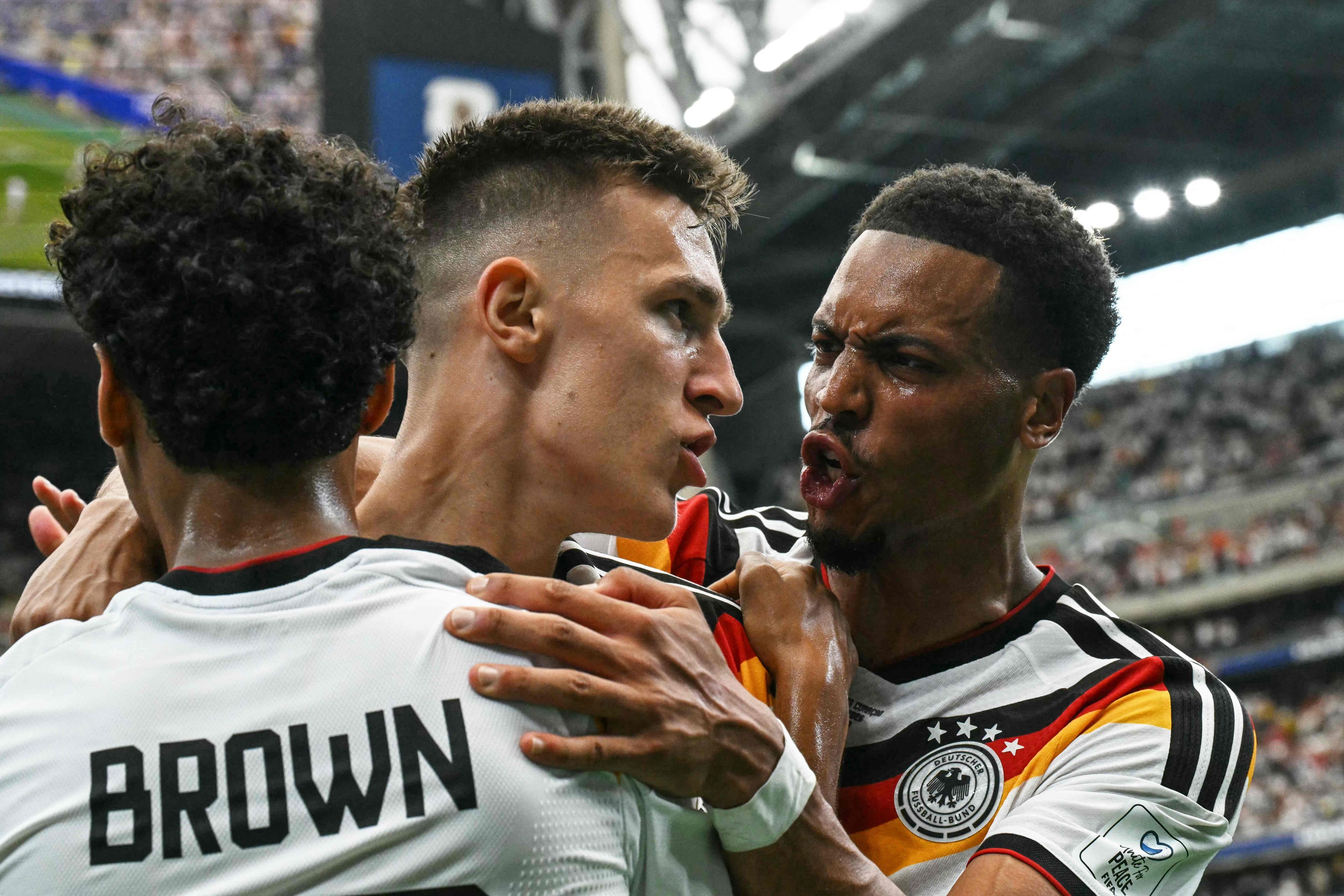 Nathaniel Brown, Nico Schlotterbeck und Felix Nmecha feiern ein Tor.