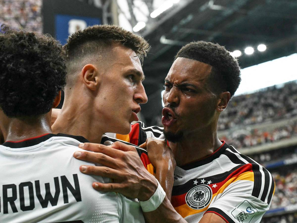 Nathaniel Brown, Nico Schlotterbeck und Felix Nmecha feiern ein Tor.