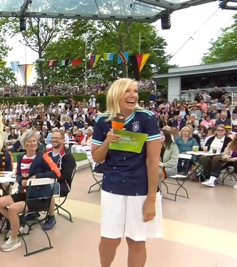 Andrea Kiewel feierte mit den Zuschauern die „Fußball-Party“ im ZDF-Fernsehgarten am 14. Juni 2026.