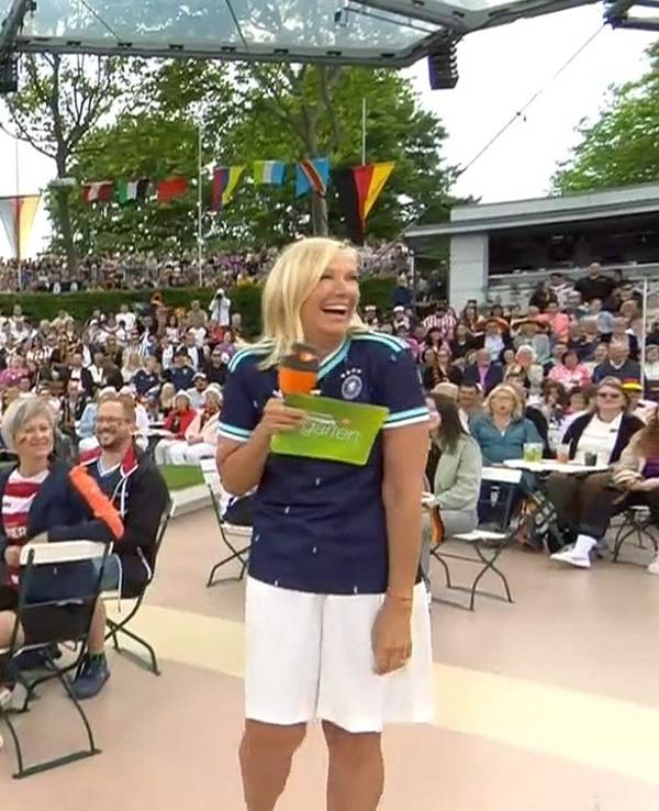 Andrea Kiewel feierte mit den Zuschauern die „Fußball-Party“ im ZDF-Fernsehgarten am 14. Juni 2026.