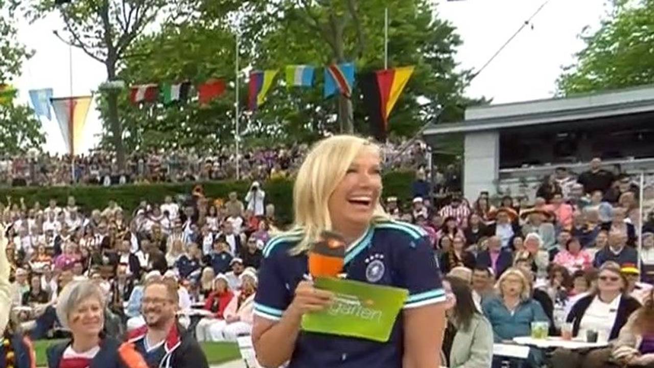 Andrea Kiewel feierte mit den Zuschauern die „Fußball-Party“ im ZDF-Fernsehgarten am 14. Juni 2026.