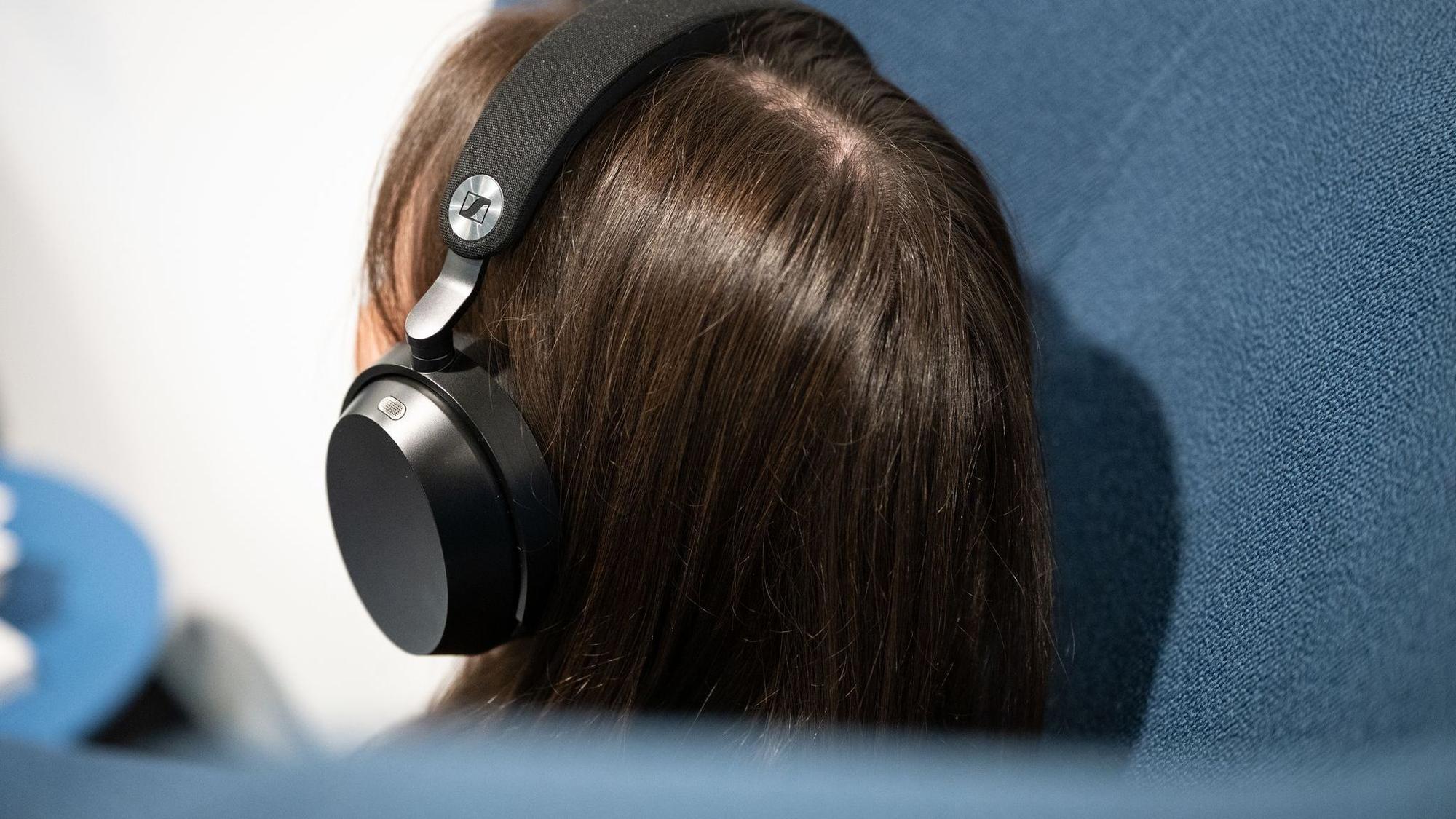 Eine Frau trägt die Kopfhörer Sennheiser Momentum 5