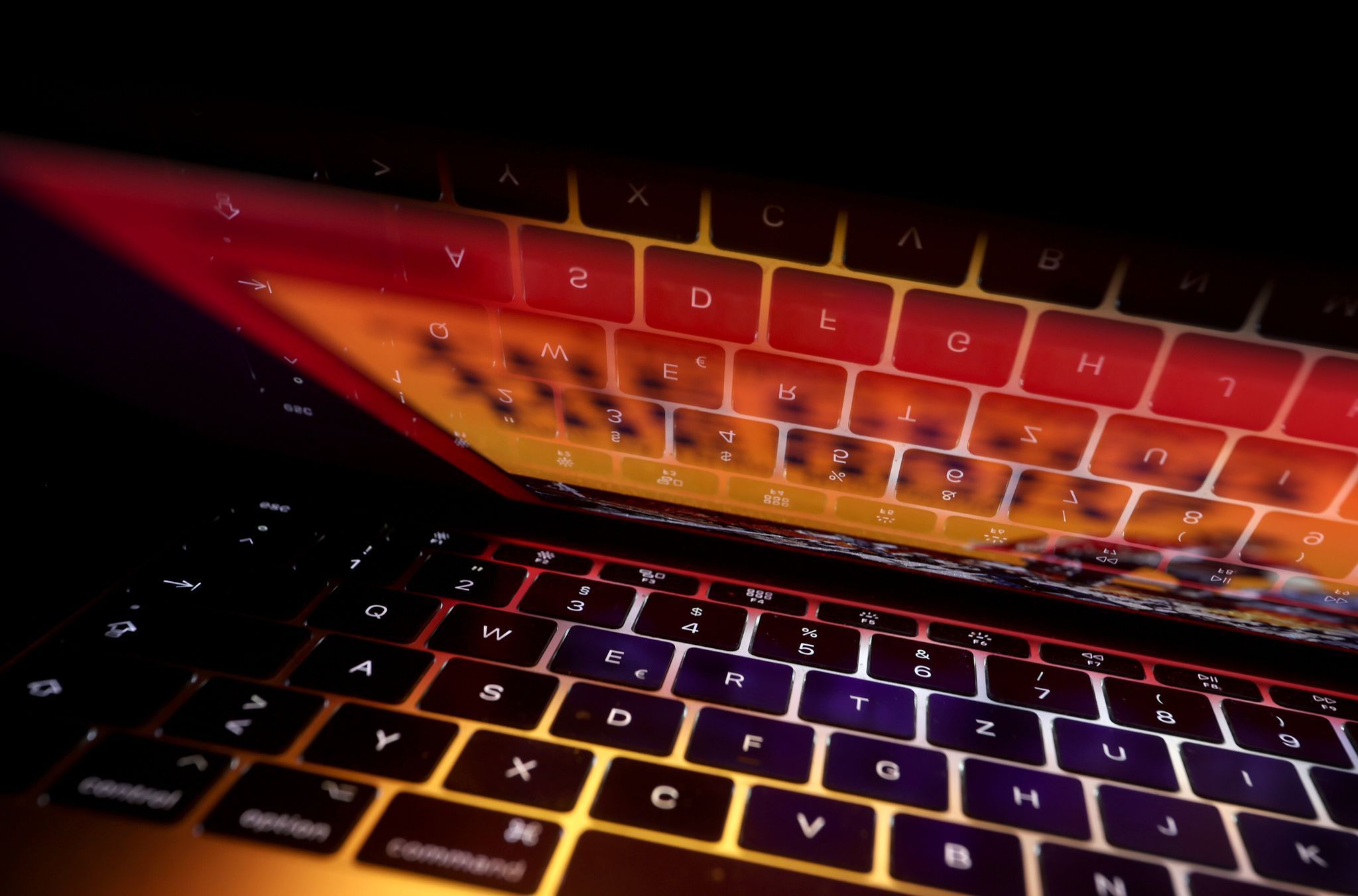 Tastatur eines Laptops spiegelt sich auf dem Display