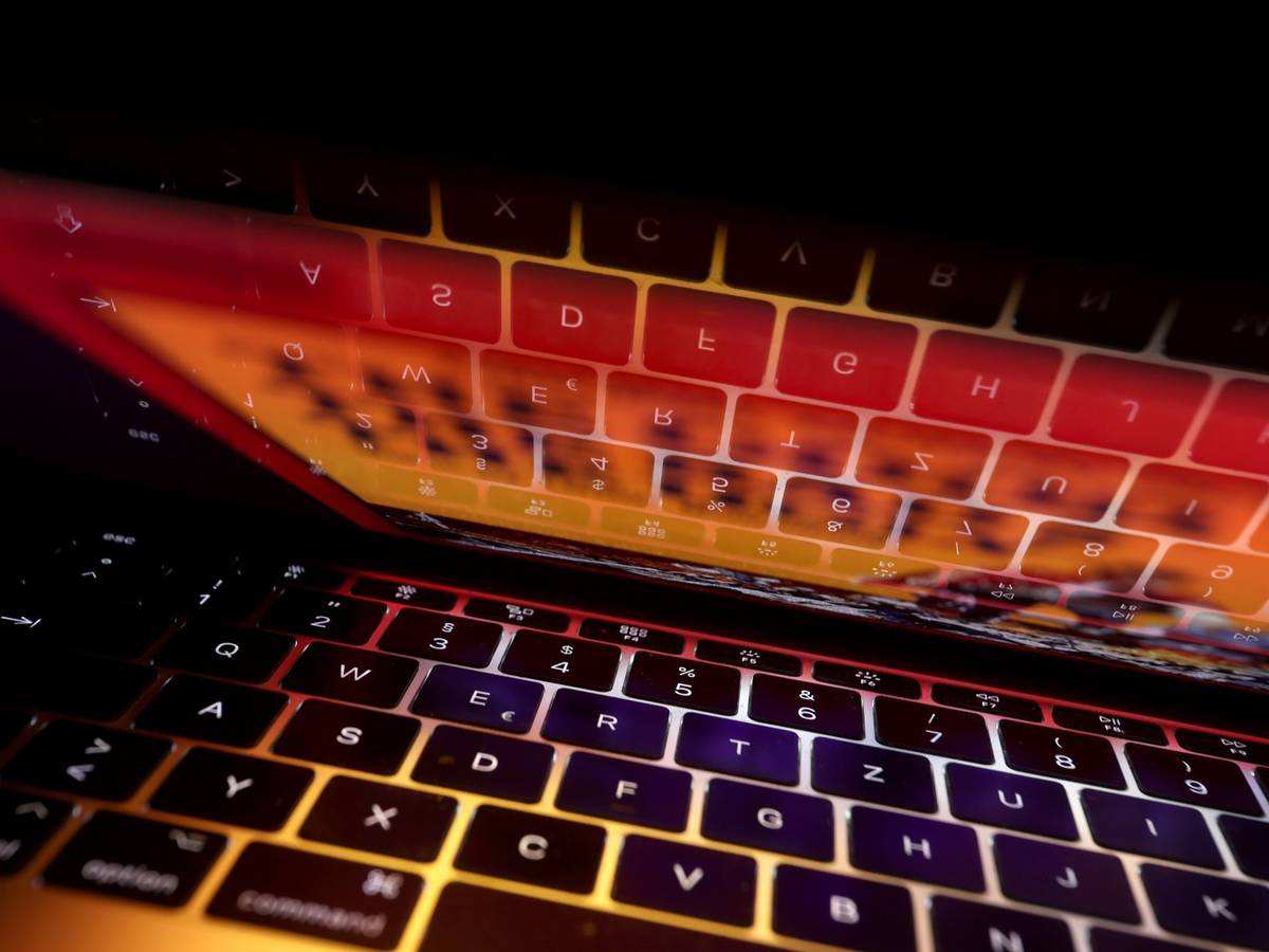 Tastatur eines Laptops spiegelt sich auf dem Display