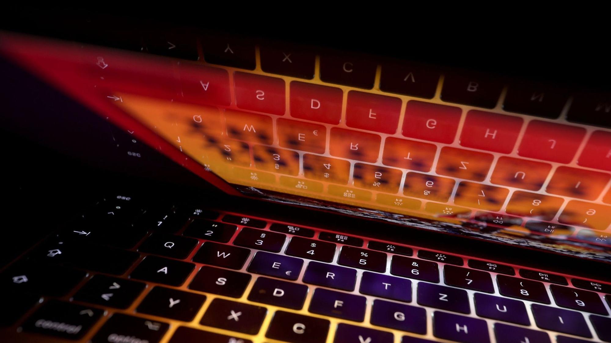 Tastatur eines Laptops spiegelt sich auf dem Display
