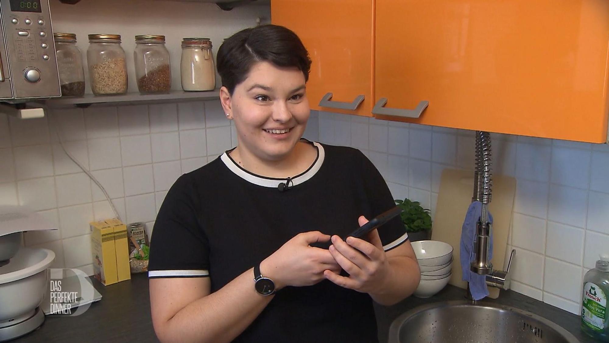 Schlechte Nachricht gleich am Morgen: Vickys Fischhändler hat ausgerechnet heute zu. Zum Glück findet sie schnell eine Alternative.
(Bild: RTL)