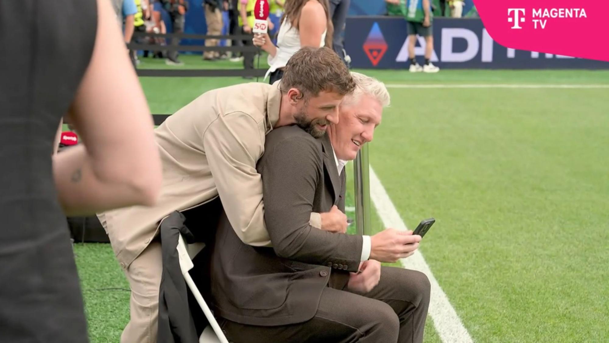 Thomas Müller (l.) kuschelt mit seinem Ex-Teamkollegen (Bild: Magenta TV)