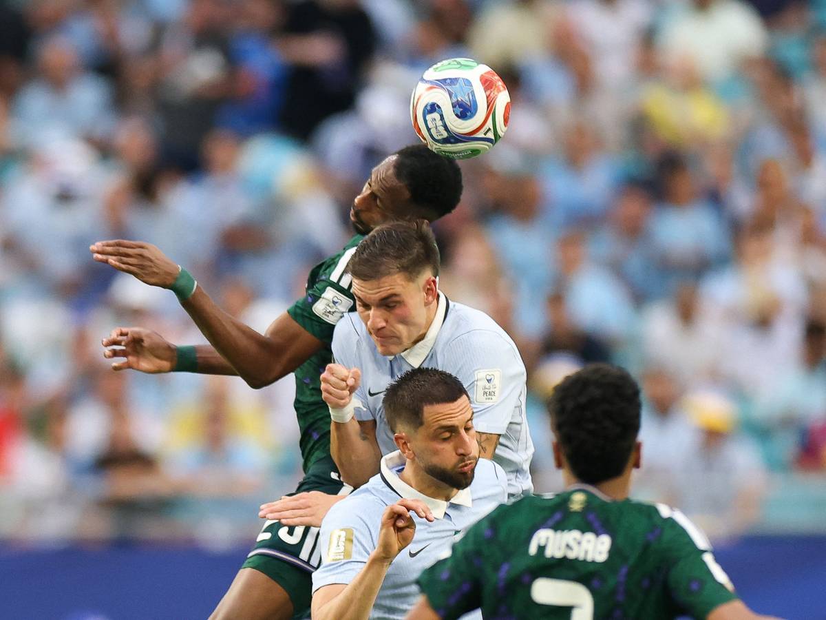 Mohamed Kanno im Kopfballduell mit Rodrigo Bentancur.