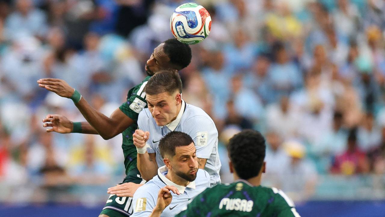 Mohamed Kanno im Kopfballduell mit Rodrigo Bentancur.