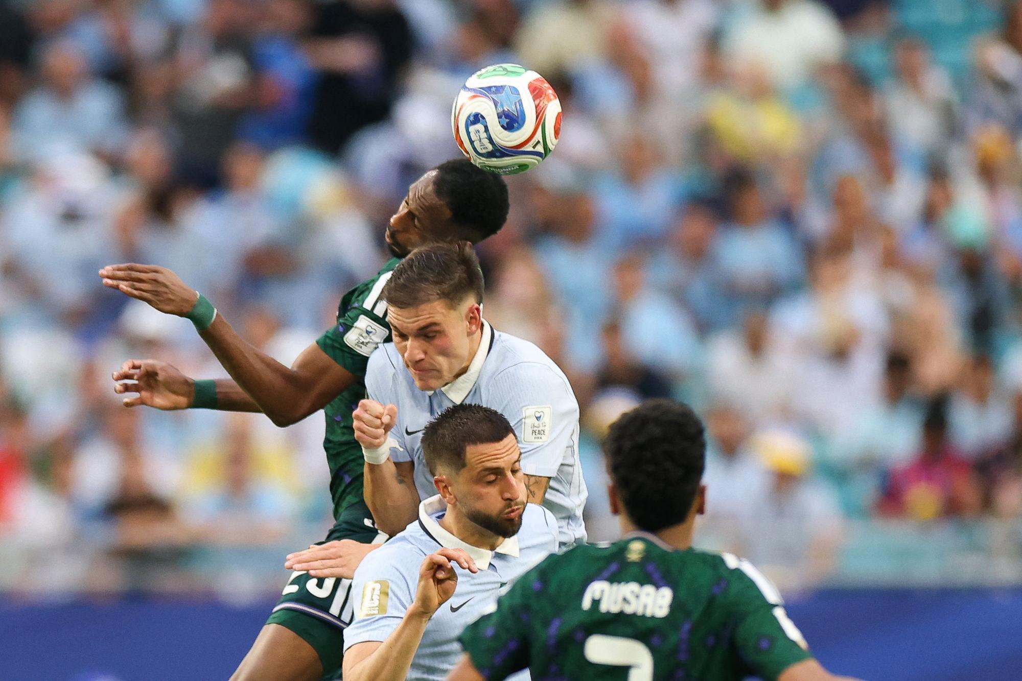 Mohamed Kanno im Kopfballduell mit Rodrigo Bentancur.