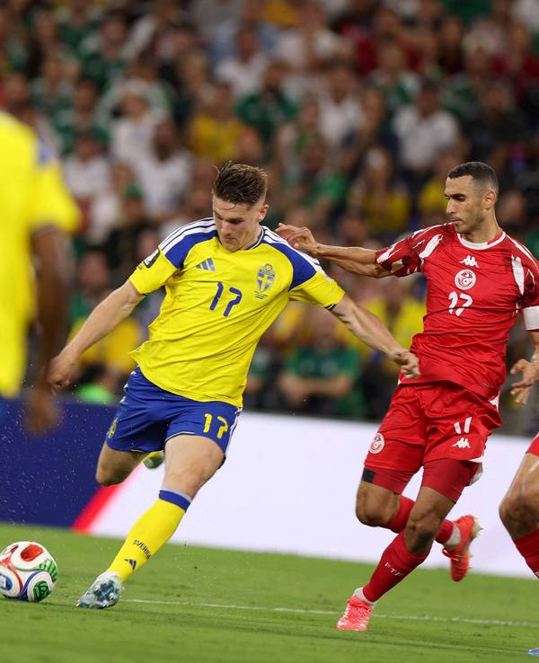 Ellyes Skhiri verfolgt den ballführenden Viktor Gyökeres.