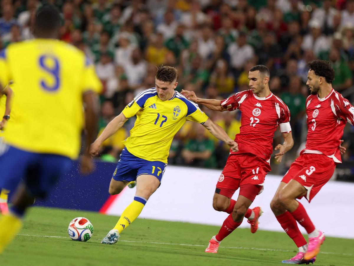 Ellyes Skhiri verfolgt den ballführenden Viktor Gyökeres.