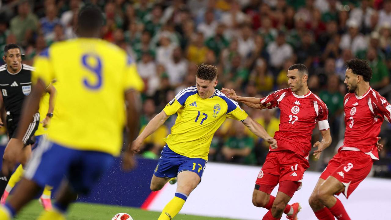 Ellyes Skhiri verfolgt den ballführenden Viktor Gyökeres.