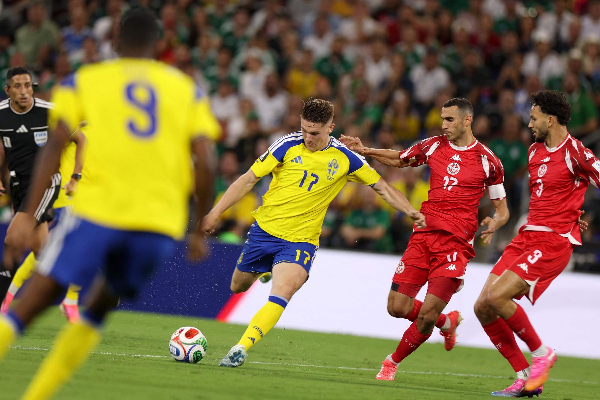 Ellyes Skhiri verfolgt den ballführenden Viktor Gyökeres.